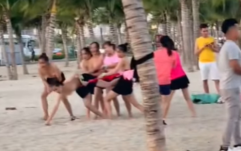 Vụ nhóm phụ nữ để ngực trần chơi team building: Hé lộ về nhóm du khách