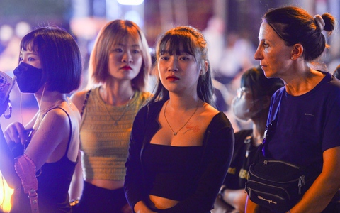 "Phố cà phê đường tàu" bị rào chắn trong đêm, du khách tiu nghỉu rời đi