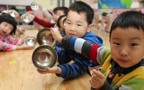 Bố mẹ làm 3 điều đơn giản này, con chắc chắn học được tính tiết kiệm