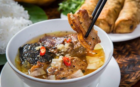 'Sức mạnh' của bún chả khiến nhà báo Anh không bao giờ quên lần đầu nếm thử món ăn này