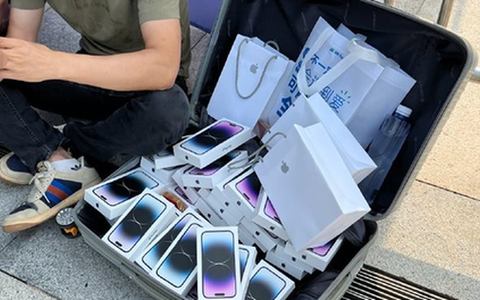 Trong khi iPhone 14 liên tục cháy hàng, dân buôn Việt cố gom từng đơn một thì tại đây, máy được bán như mớ rau ngay trên vỉa hè