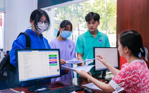'Chúng tôi quá mệt mỏi và khổ sở với hàng loạt quy định tuyển sinh trực tuyến rối rắm'