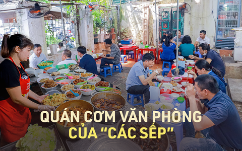 Quán cơm vỉa hè được xem là tụ điểm giờ nghỉ trưa của các sếp và dân văn phòng thu nhập khá trở lên