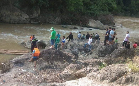 Trượt chân ngã xuống suối khi đang chụp ảnh, 2 bé gái bị nước cuốn mất tích