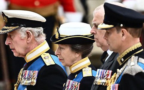 Chùm ảnh: Khoảnh khắc xúc động của Hoàng gia Anh khi tiễn đưa Nữ hoàng Elizabeth II