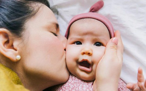 Nên bỏ thói quen cưng nựng vuốt má, thơm hôn trẻ nhỏ!