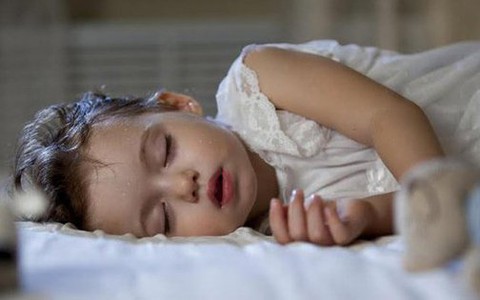 Nguyên nhân gây đổ mồ hôi trộm ở trẻ và cách chữa hiệu quả