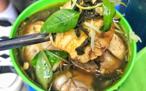 Đặc sản trứng vịt lộn hầm ngải cứu ở Hạ Long, chưa ăn thì ngại mà đã thử là mê