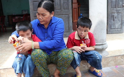 Người phụ nữ làm nghề ve chai nhận 3 đứa trẻ bơ vơ về nuôi