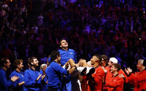 Tay vợt huyền thoại Roger Federer bật khóc khi kết thúc sự nghiệp với những cột mốc không thể nào quên