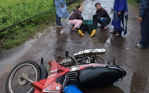 Một phụ nữ tử vong nghi tông cột điện ngã ra đường lúc mưa bão