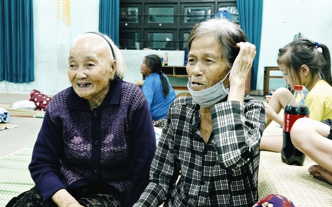 Người dân Cửa Đại ở khu sơ tán tránh bão NORU: "Không biết khi về mình còn nhà không?!"