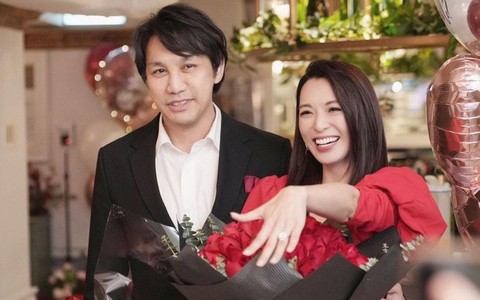 Nữ diễn viên Trần Vỹ đeo trĩu vàng ở lễ cưới