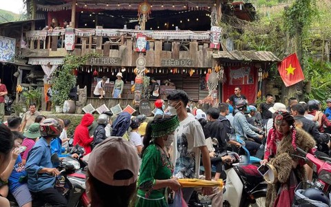 Lào Cai: Vạn người đổ dồn về Sa Pa, du khách than khổ