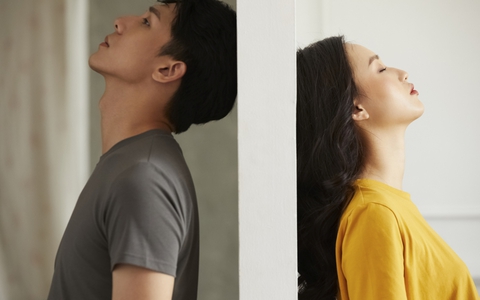 Trong lúc say, bạn của chồng vô tình tiết lộ một chuyện khiến tôi chao đảo