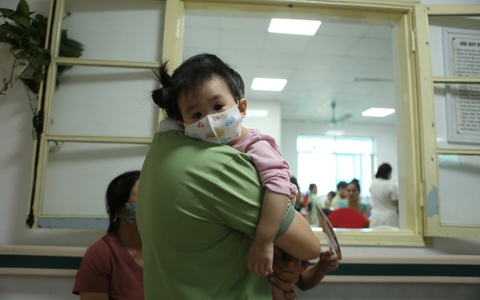 Nhiều bệnh viện ở Hà Nội quá tải bệnh nhi, một bác sĩ chăm 20 trẻ