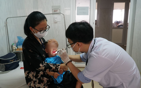 Bệnh tay chân miệng tiếp tục gia tăng, phụ huynh cần lưu ý các dấu hiệu chuyển nặng của trẻ