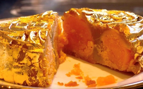 Cận cảnh quy trình dát vàng bánh trung thu siêu sang ở Hà Nội