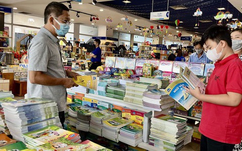 Phụ huynh TP.HCM đỏ mắt tìm mua sách giáo khoa chương trình cũ