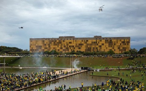 Chính biến Brazil: Cựu Tổng thống Bolsonaro nhập viện, 1.500 người bị bắt giữ
