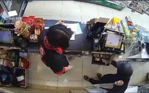 Bắt giam kẻ cầm dao đi cướp tài sản tại 4 cửa hàng tiện lợi trong một đêm