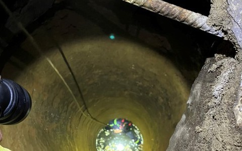 Giải cứu hai cha con rơi xuống giếng sâu