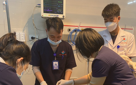 Cảnh báo: Bé trai biến dạng khuôn mặt do bỏng nhưng đắp lá điều trị tại nhà