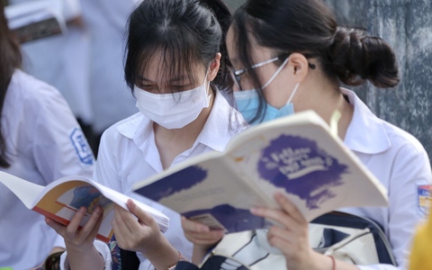 Học sinh ngao ngán bài tập về nhà dịp Tết dài cả trang A4