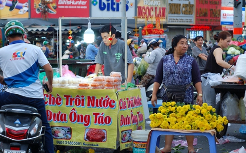 Người dân TP.HCM dậy từ 5h sáng đi mua đồ cúng ông Công ông Táo