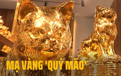 Người dân TP.HCM mua mèo mạ vàng 24k làm quà tặng Tết, xưởng sản xuất "cháy hàng"