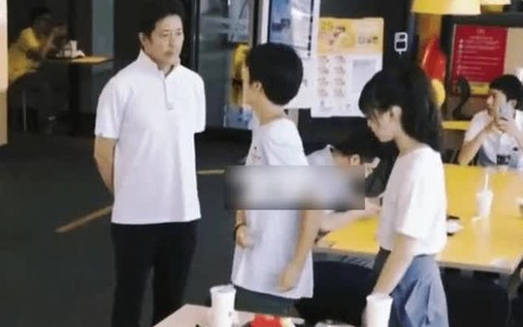 Vô tình thấy con trai đưa bạn gái đi hẹn hò, ông bố có hành động cực TINH TẾ, phụ huynh khác có thể học hỏi