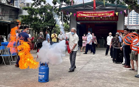 Mỗi gia đình tại Hà Nội phải có 1 người được tập huấn chữa cháy