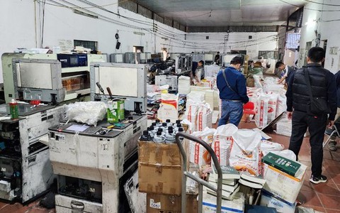 Bắt nhóm người làm giả 100 tấn sách, tiêu thụ 600 quyển/ngày