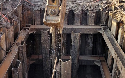 Bé trai lọt xuống trụ bê tông sâu 35m ở Đồng Tháp: Tiếp tục đào đến độ sâu 20m