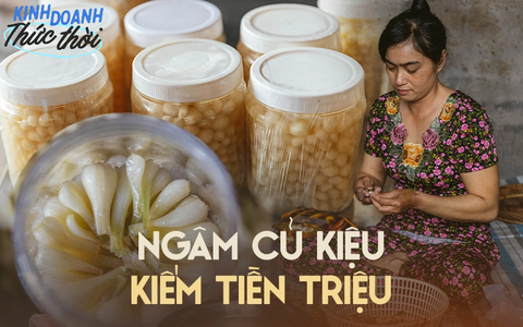 Các chị, các mẹ chọn ngâm củ kiệu bán tại nhà, tưởng đơn giản nhưng vẫn là việc kiếm ra tiền cho mùa Tết lẫn ngày thường