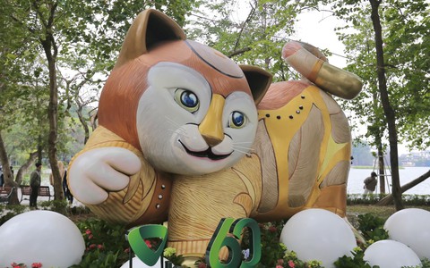 Cận cảnh mô hình mèo béo ở hồ Gươm