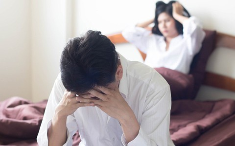 Tôi nhắc đến chuyện về nhà nội ăn Tết, chồng gắt gỏng, ôm gối ra ngủ riêng