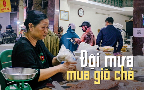 Hàng giò chả 30 năm không dành cho người bận rộn, khách "đội mưa" xếp hàng nườm nượp