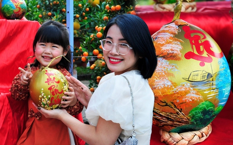 Dừa vẽ tranh của nữ nghệ nhân Ninh Bình hút khách dịp Tết