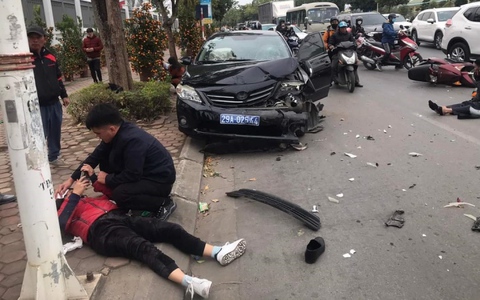 Tài xế ô tô biển xanh say xỉn gây tai nạn liên hoàn trên phố Hà Nội