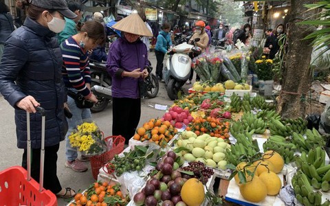 Giá thực phẩm, hàng hóa đắt 'khét’ vẫn 'cháy' hàng sáng 28 Tết