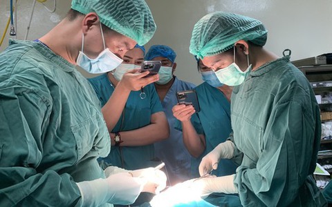 Chuyến công tác “đặc biệt” của vị bác sĩ Bệnh viện Trung ương quân đội 108 trên nước bạn Lào