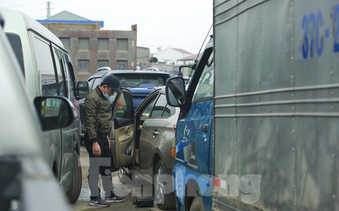 Tài xế vật vờ, xếp hàng từ 1h sáng chờ tới lượt đăng kiểm