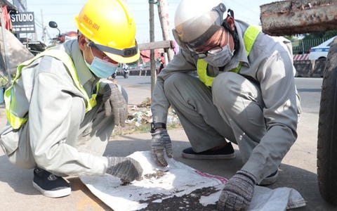 CSGT thầm lặng hút đinh dọc đường về Miền Tây ngày 29 Tết