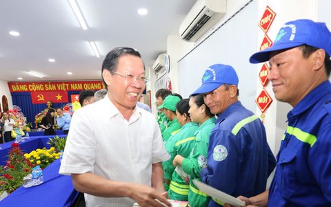 Rác gấp đôi ngày thường, công nhân vệ sinh TPHCM làm xuyên giao thừa