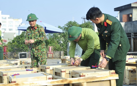 Giàn pháo hoa trên sân thượng tòa nhà ở miền quê Ninh Bình