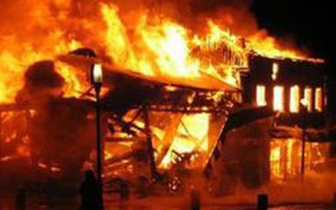 Em tưới xăng đốt nhà anh trai ngày mùng 1 Tết