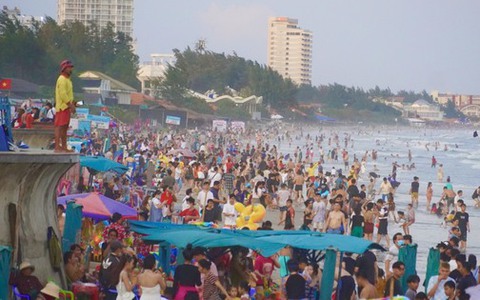 Biển Vũng Tàu ken đặc người trong ngày mùng 2 Tết