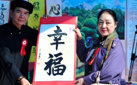Xin chữ đầu năm: Người lớn tuổi mong các thế hệ trong gia đình luôn tôn trọng hạnh phúc