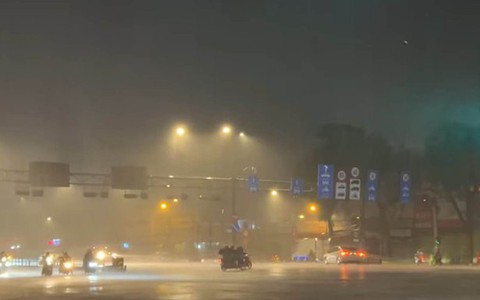 Chiều tối mùng 3 Tết: Mưa to bất thường, cảnh báo ngập ở TP.HCM, Bình Dương